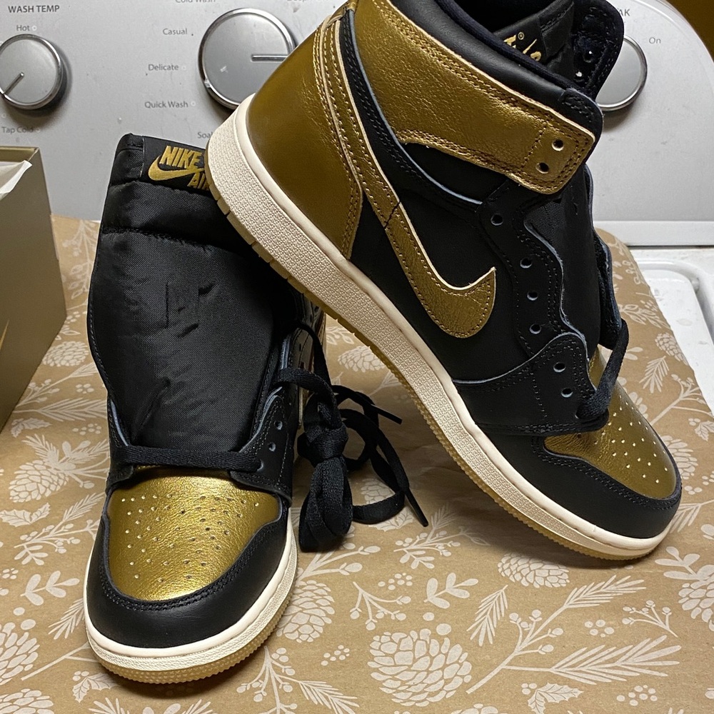 Nike Youth size 7 Black and Gold High-Top Sneakers